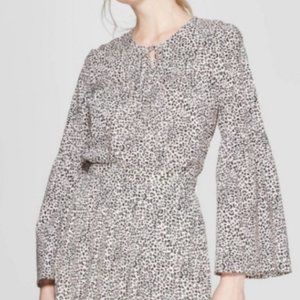 5/$30 NWOT WHO WHAT WEAR Leopard Print Peasant Top